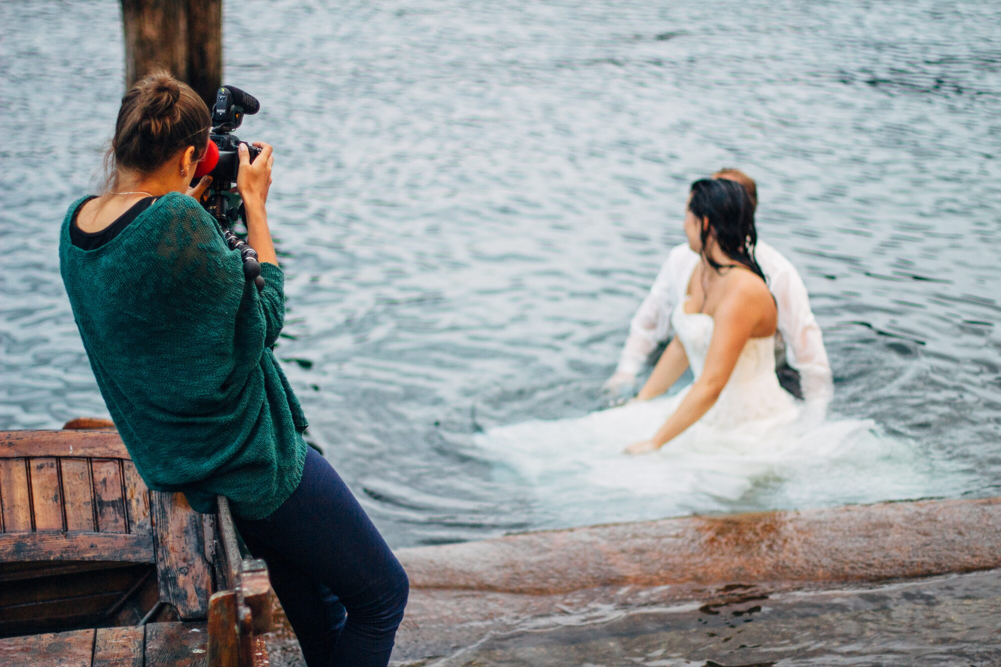 Fotograaf maakt een foto van een bruidspaar in het water