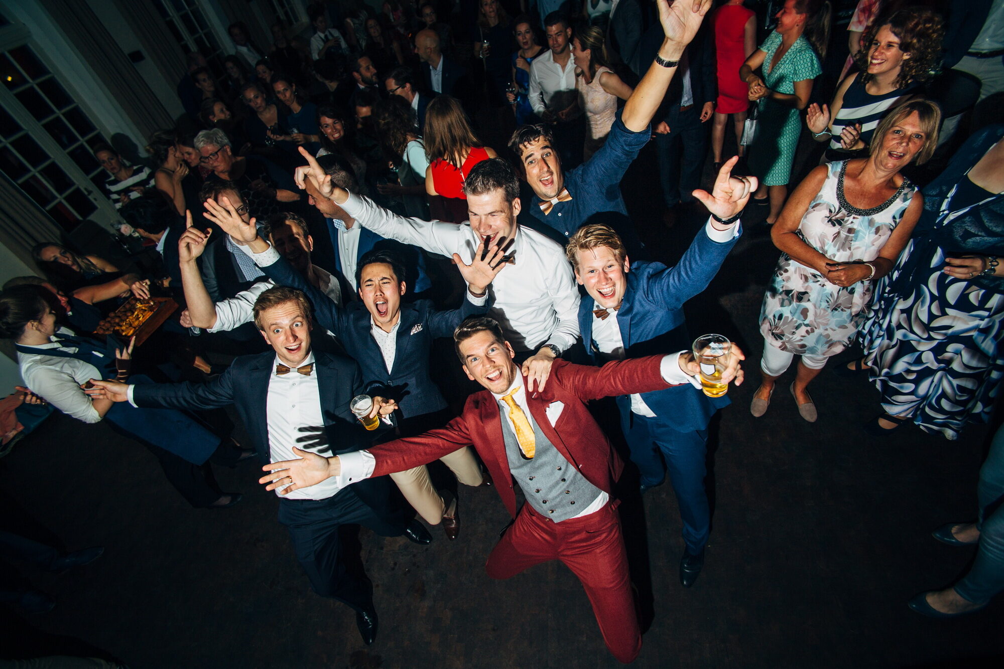 Gasten vieren feest met een drankje