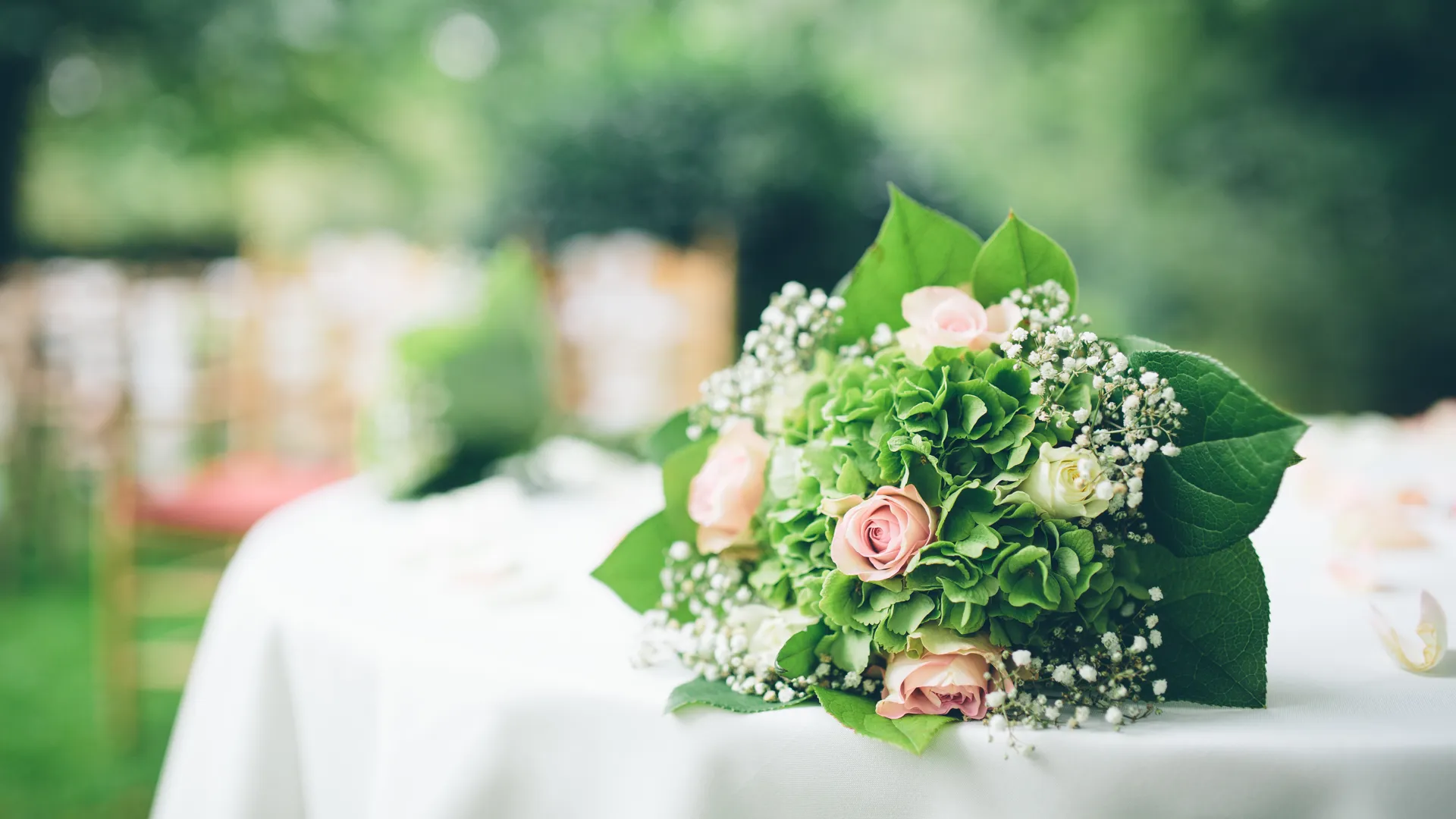 Rozen en hortensia's bloemstuk op tafel