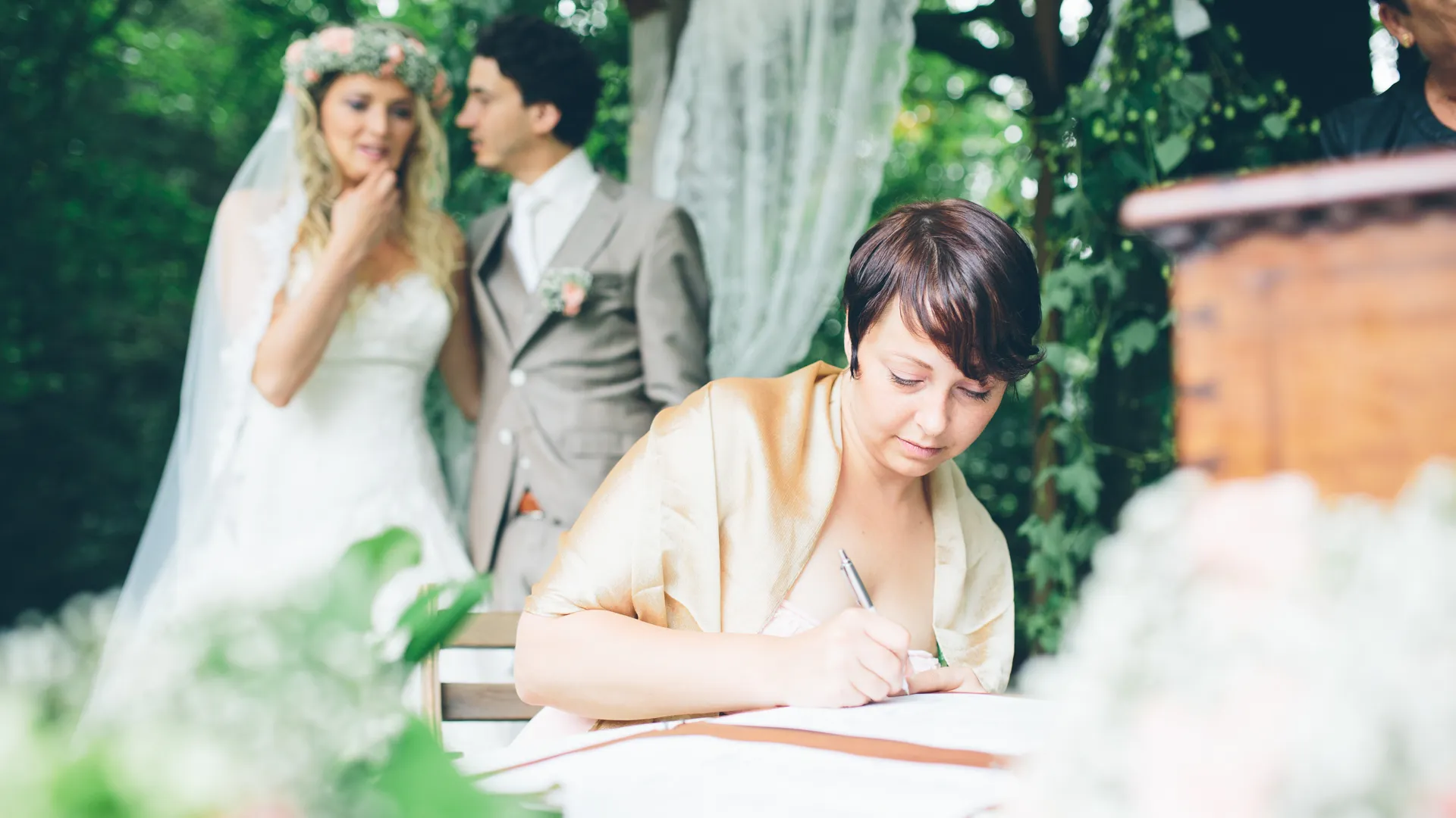 Vrouw tekent document tijdens bruiloftsceremonie