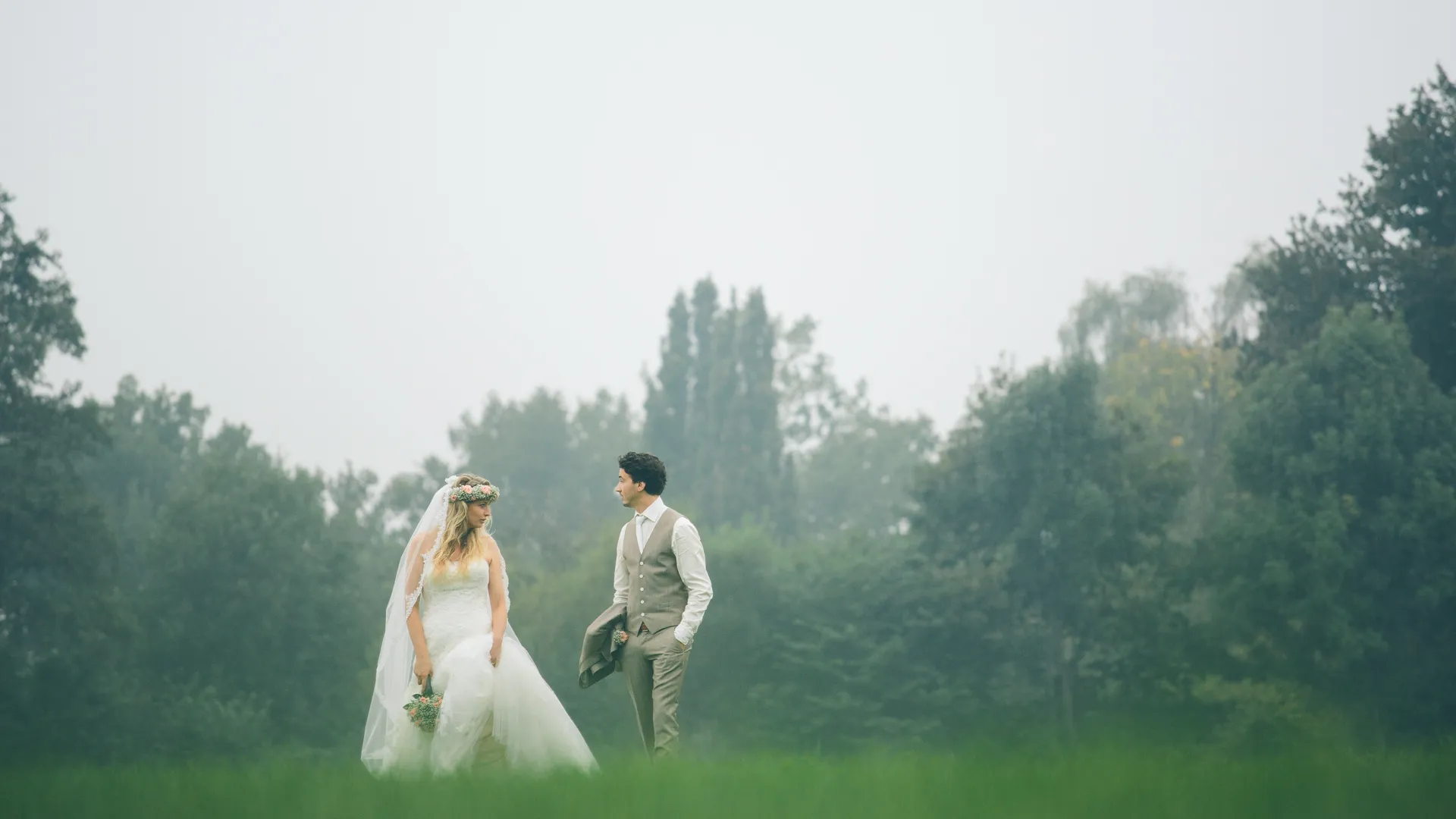 Bruid en bruidegom in een groene omgeving
