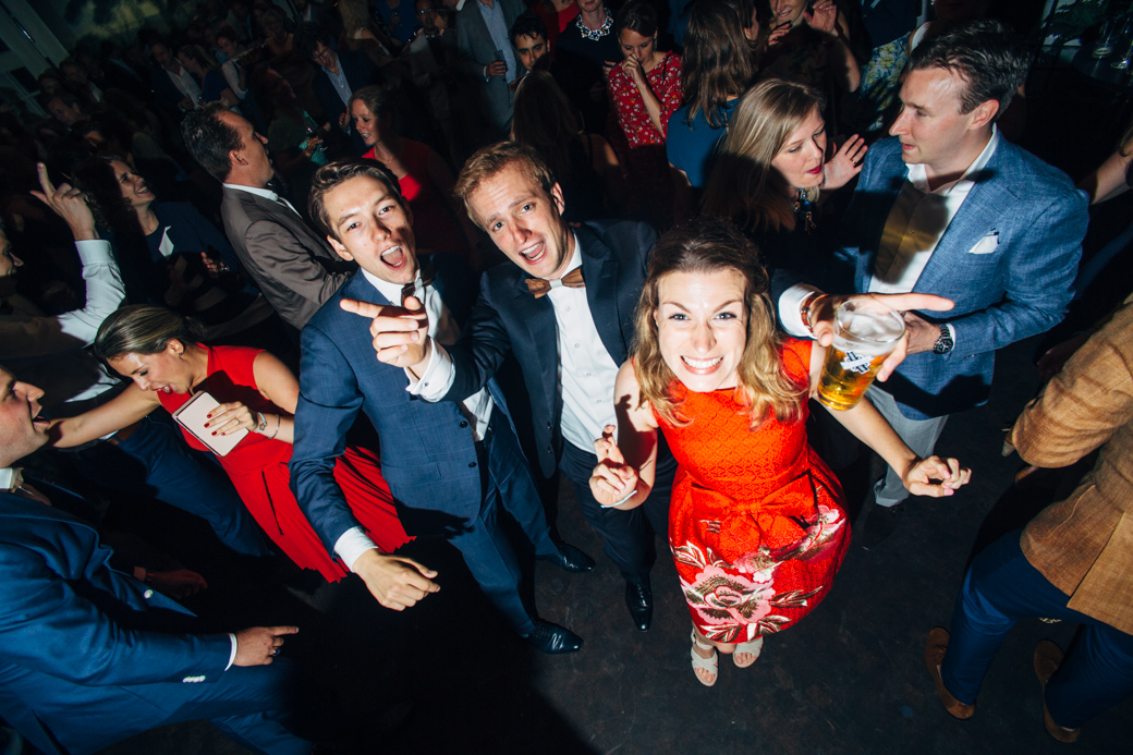 Vrolijke mensen dansen op feest.