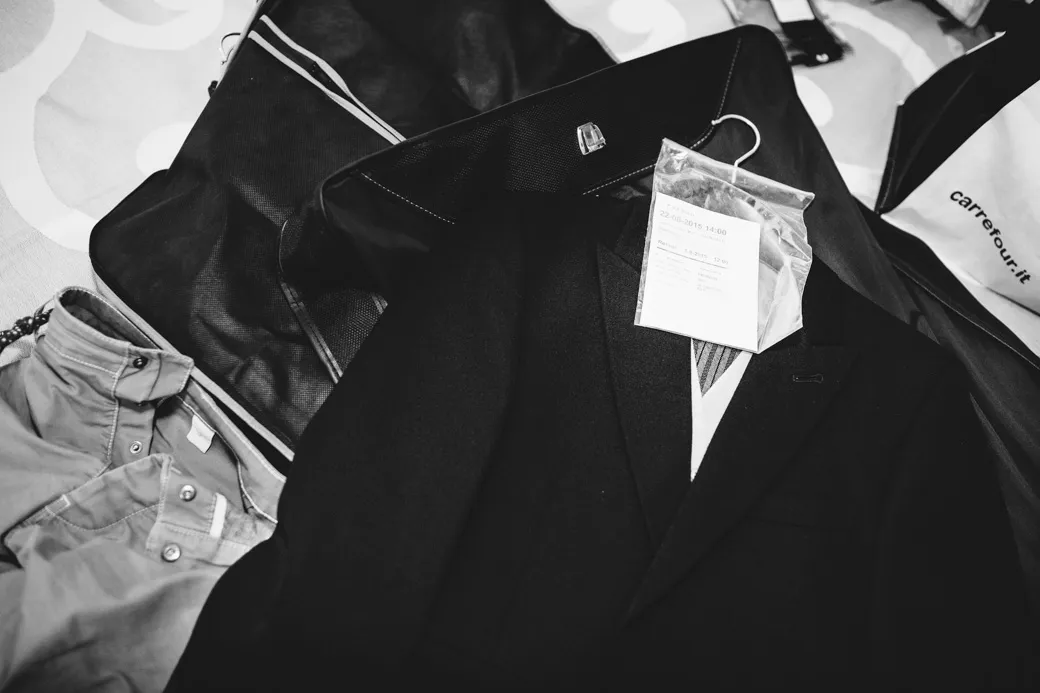 Kleding en tas op bed voor pakreis