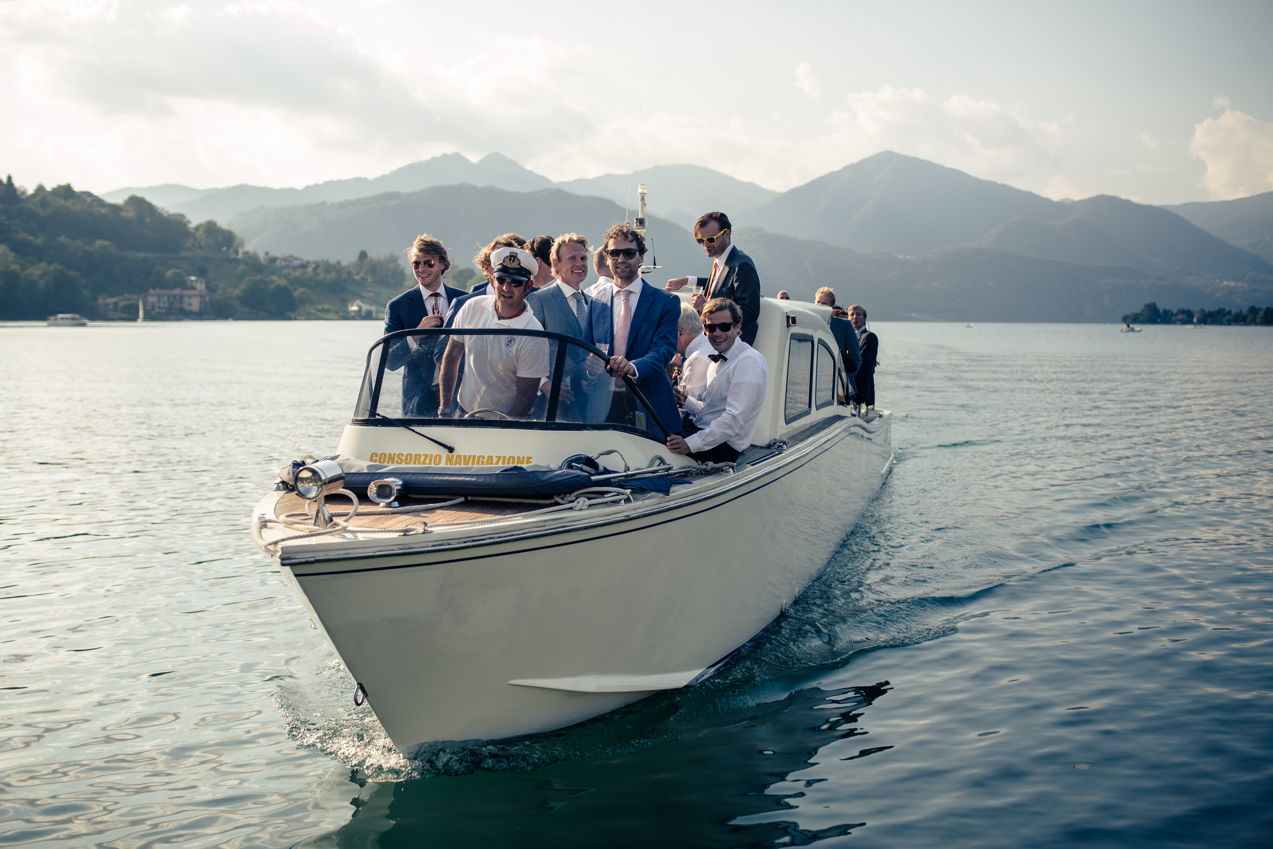 Bruidspaar en gasten met de boot over het Lago d'Orta